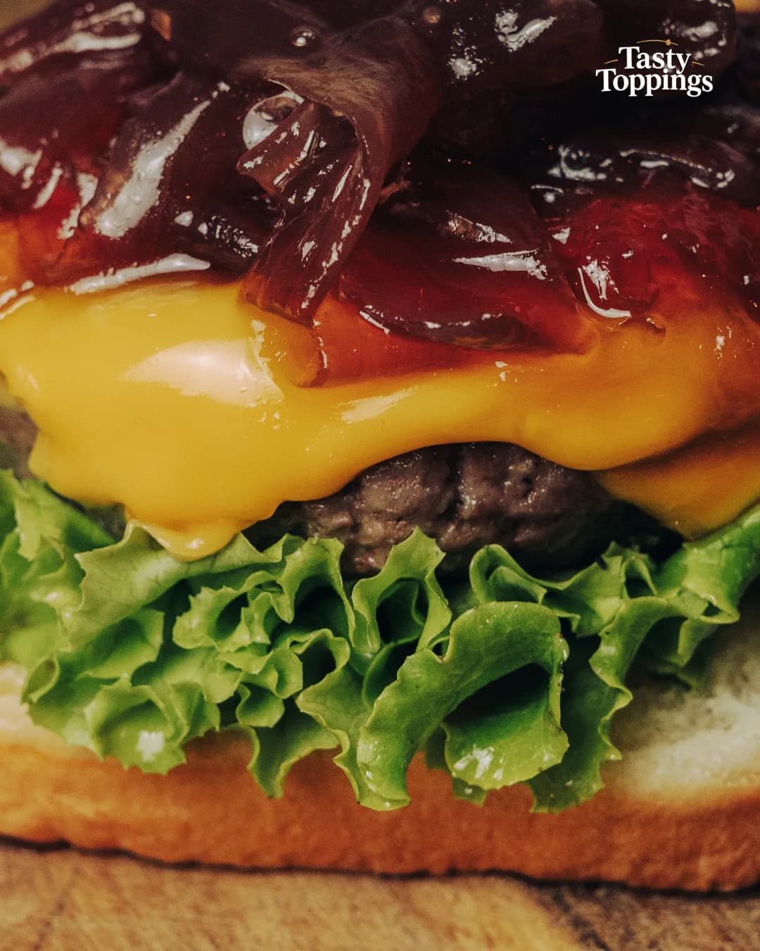 Cheeseburger mit karamellisierten Tropea-Zwiebeln, Nahaufnahme
